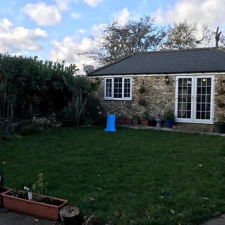אילפורד Cosy Cottage Annex In Fairlop מראה חיצוני תמונה