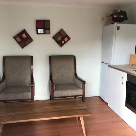אילפורד Cosy Cottage Annex In Fairlop מראה חיצוני תמונה