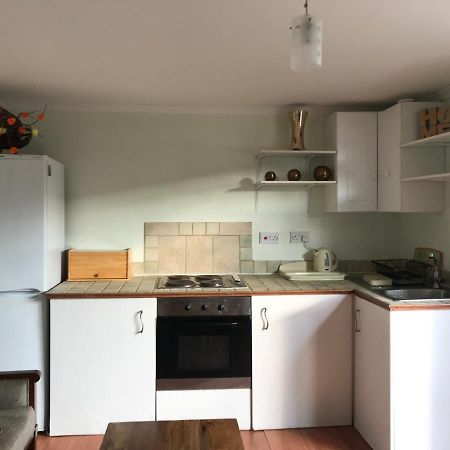 אילפורד Cosy Cottage Annex In Fairlop מראה חיצוני תמונה