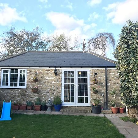 אילפורד Cosy Cottage Annex In Fairlop מראה חיצוני תמונה