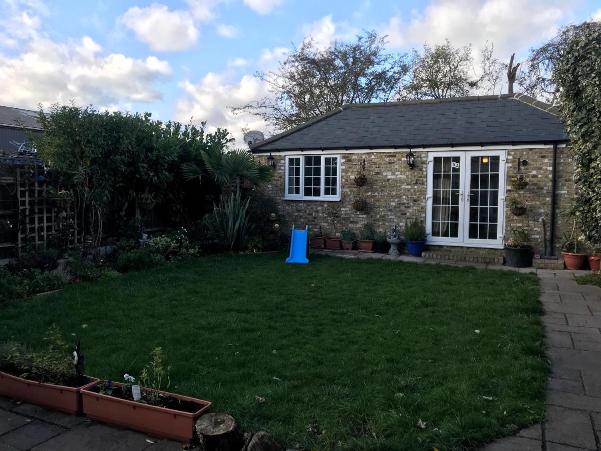 אילפורד Cosy Cottage Annex In Fairlop מראה חיצוני תמונה