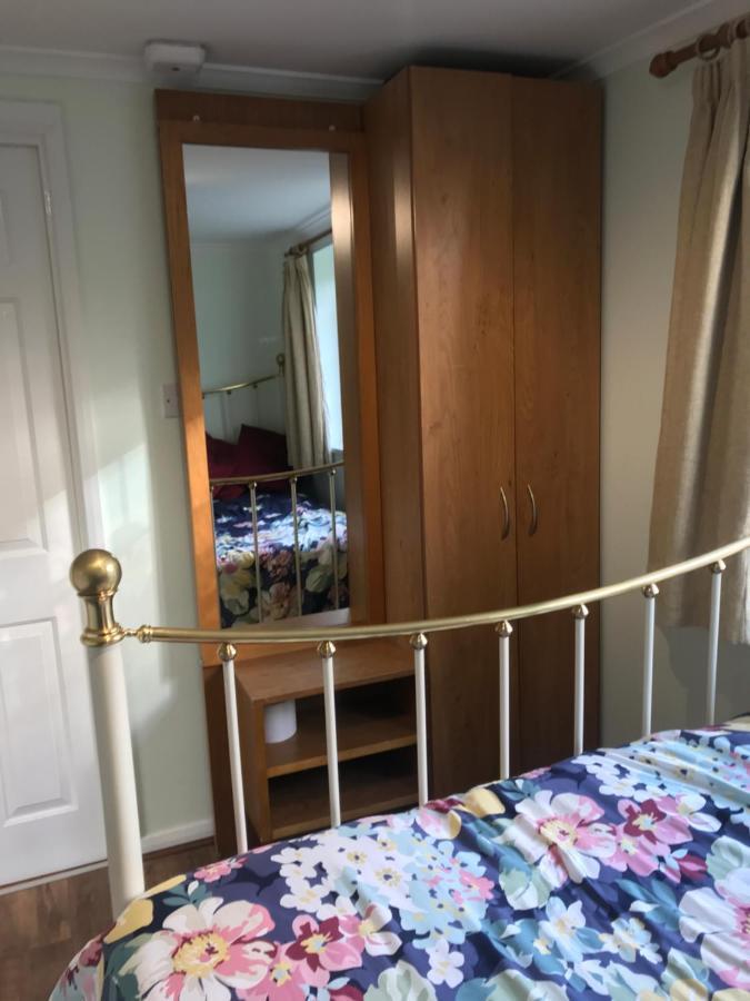 אילפורד Cosy Cottage Annex In Fairlop מראה חיצוני תמונה