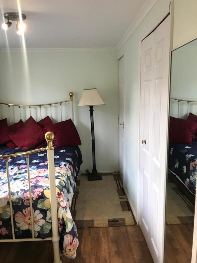 אילפורד Cosy Cottage Annex In Fairlop מראה חיצוני תמונה