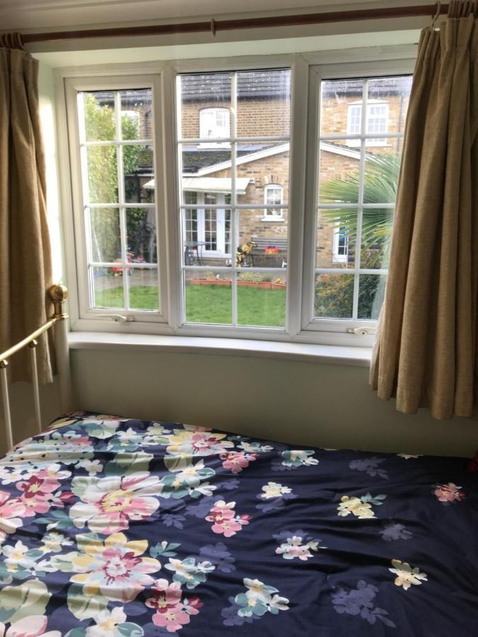 אילפורד Cosy Cottage Annex In Fairlop מראה חיצוני תמונה