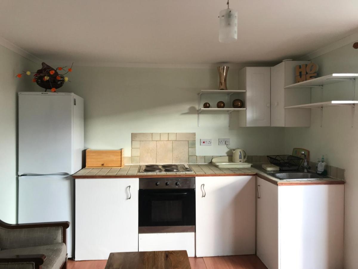 אילפורד Cosy Cottage Annex In Fairlop מראה חיצוני תמונה