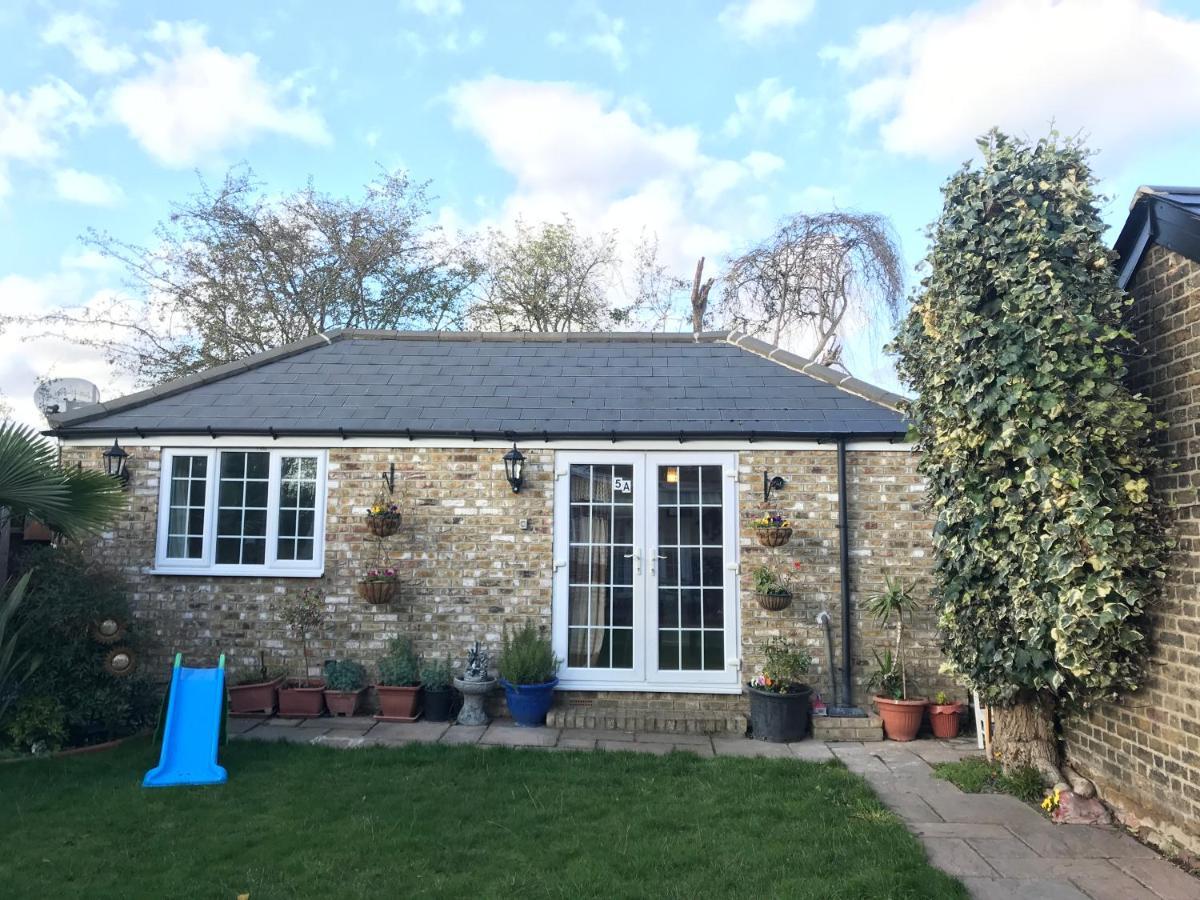 אילפורד Cosy Cottage Annex In Fairlop מראה חיצוני תמונה